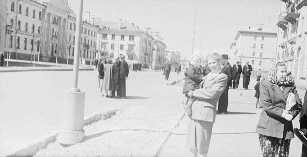 Повседневная суета города, 1956 год, Московская обл., г. Люберцы. Выставка «Немного детства из небольшого городка 1950-х» с этой фотографией.