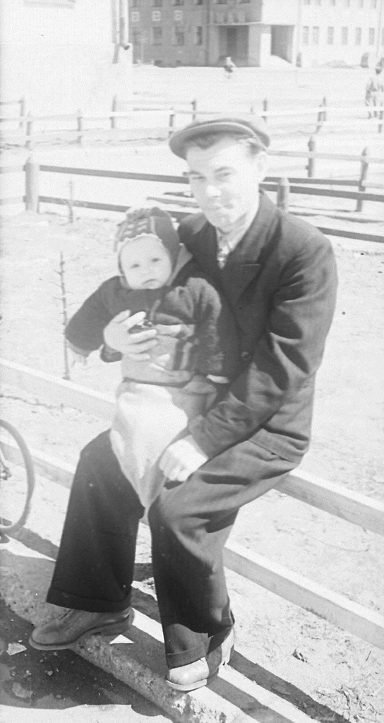 На руках у папы, 1956 год, Московская обл., г. Люберцы. Выставка «Немного детства из небольшого городка 1950-х» с этой фотографией.