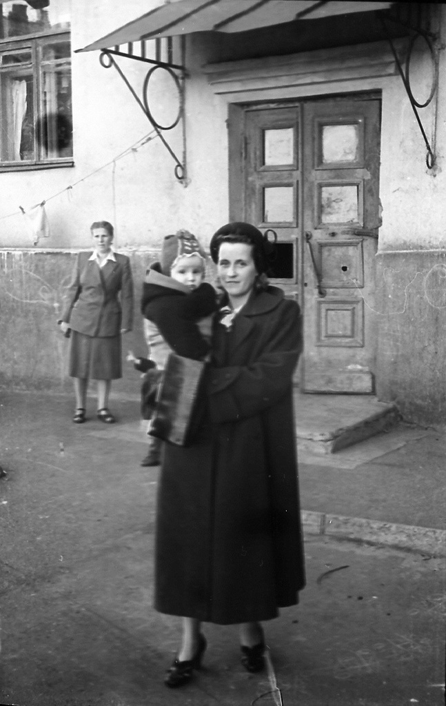 На руках у мамы, 1956 год, Московская обл., г. Люберцы. Выставка «Немного детства из небольшого городка 1950-х» с этой фотографией.