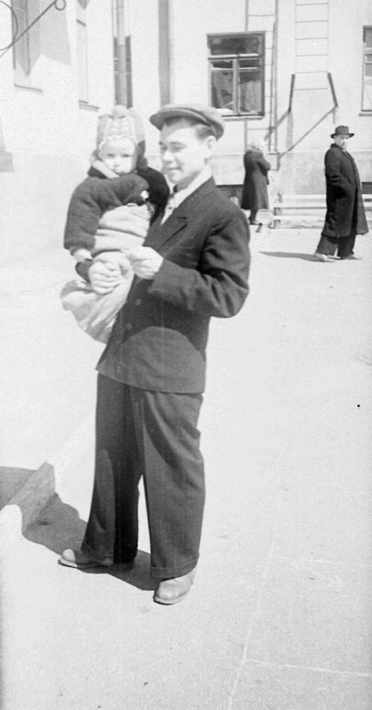 С папой у дома, 1956 год, Московская обл., г. Люберцы. Выставка «Немного детства из небольшого городка 1950-х» с этой фотографией.