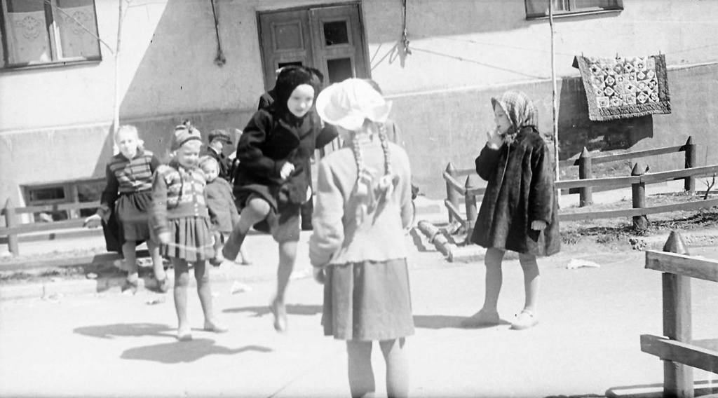 Игры детей, 1957 год, Московская обл., г. Люберцы. Выставки&nbsp;«Немного детства из небольшого городка 1950-х», Выставка «Без фильтров. Любительская фотография Оттепели и 60-х» с этой фотографией. 