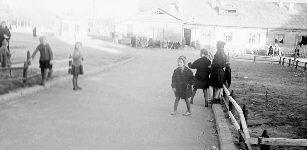 Игры детей на улице, 1956 год, Московская обл., г. Люберцы. Выставка «Немного детства из небольшого городка 1950-х» с этой фотографией.