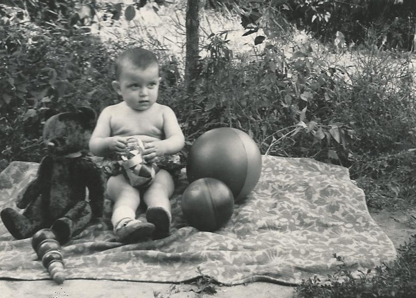 С игрушками в саду, 1955 - 1956. Выставка «Дети и их медведи» с этой фотографией.&nbsp;