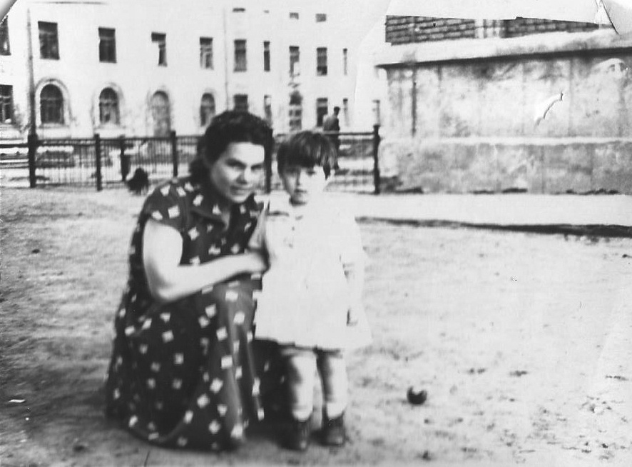 С мамой на улице, 1956 - 1957, г. Москва. 