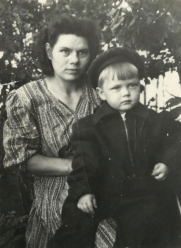 Мама с сыном, 1953 - 1954, г. Москва. 