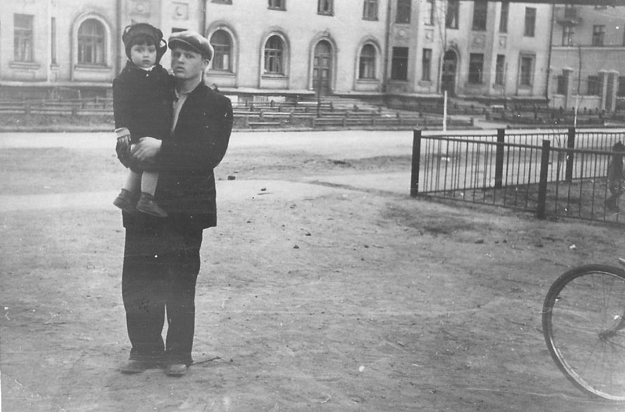На руках у дяди, 1956 - 1957, г. Москва. 