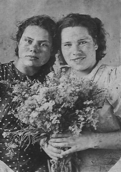 Две подруги с букетом цветов, 1945 - 1946, Московская обл., г. Солнечногорск. 