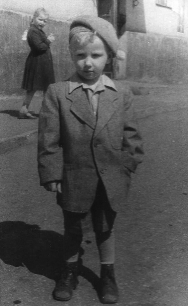 Мальчик на улице, 1960 - 1961, Московская обл., г. Люберцы. 