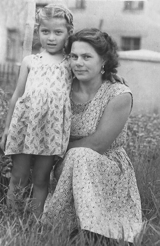 «С любимой мамой», 1958 - 1959, г. Москва. 