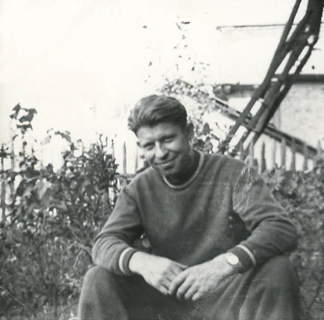 Отдых в сельском дворе, 1956 - 1957, Московская обл.. 
