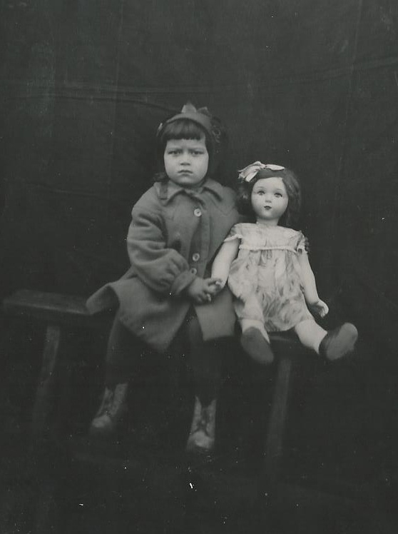 Девочка с куклой на скамейке, 1956 - 1957, г. Москва. 