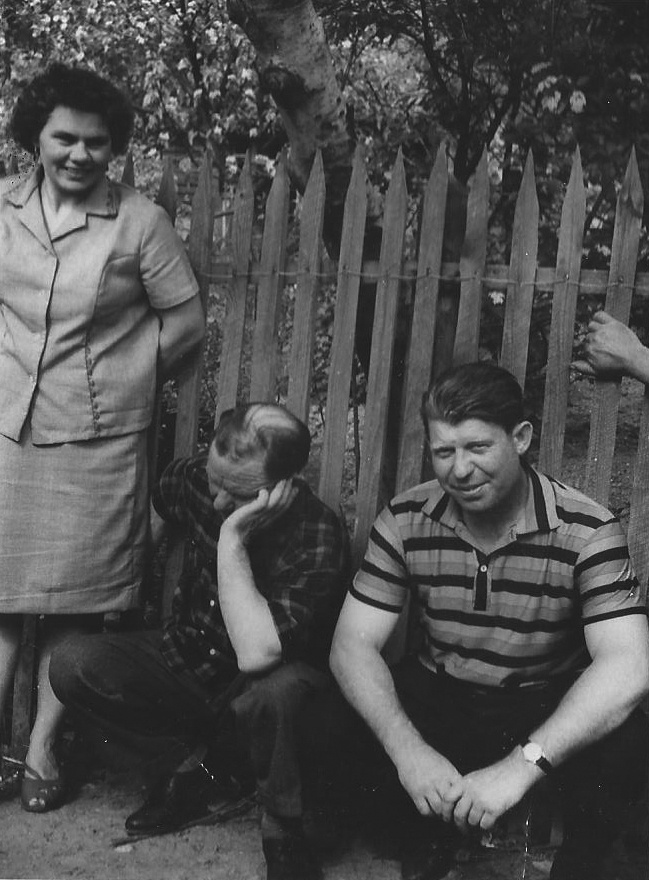 За городом у забора, 1966 - 1967, Московская обл.. 