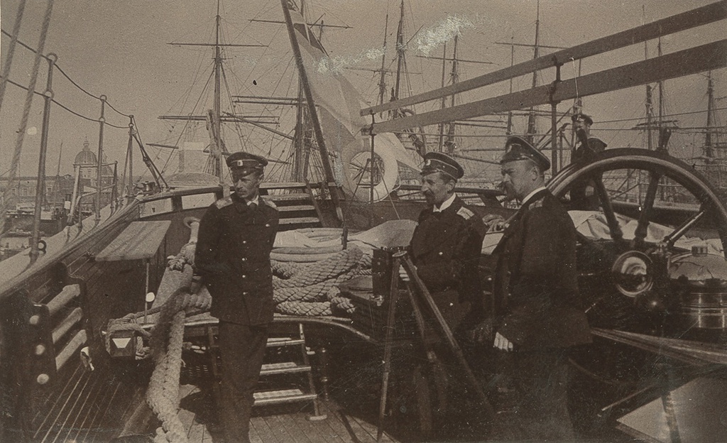 Великий князь Георгий Александрович (слева) на корабле, 1 января 1899 - 28 июня 1899. Выставка «Кавказский принц – Великий князь Георгий Александрович» с этой фотографией.