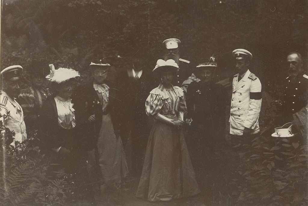 Без названия, 27 апреля 1894, Тифлисская губ., пос. Абас-Туман.  Слева направо мужчины&nbsp;– И. И. Трахтенберг, врач В. И. Давыдов, князь С. Н. Трубецкой, цесаревич Георгий Александрович,&nbsp;главный врач Абастуманского военного госпиталя И. З. Гопадзе и дамы – «гости из Кутаиса».&nbsp;