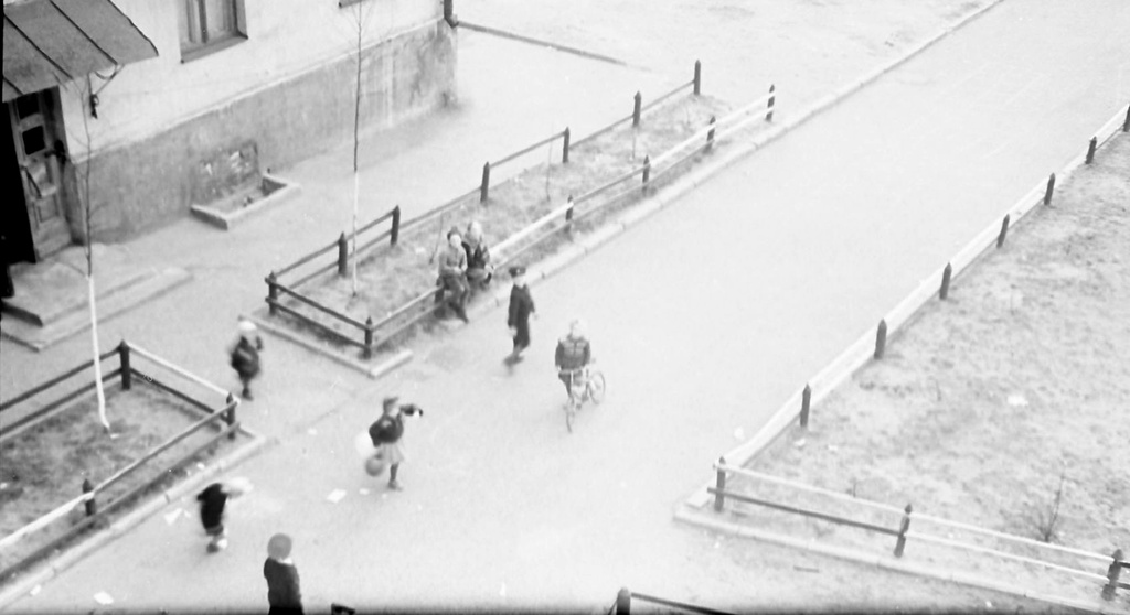 Детские игры во дворе, 1957 год, Московская обл., г. Люберцы. Выставка «Немного детства из небольшого городка 1950-х» с этой фотографией.