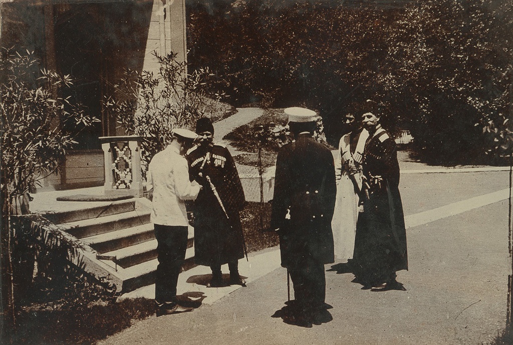 Без названия, 1 января 1899 - 28 июня 1899, Тифлисская губ., пос. Абастумани. В белом мундире спиной – Великий князь Георгий Александрович.