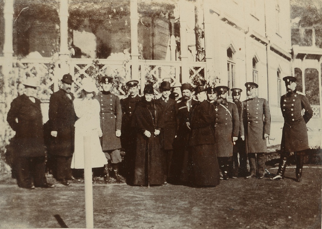 Мария Федоровна (шестая слева) с сыном цесаревичем Георгием Александровичем (пятый слева), 1 января 1894 - 28 июня 1899, Тифлисская губ., пос. Абастумани
