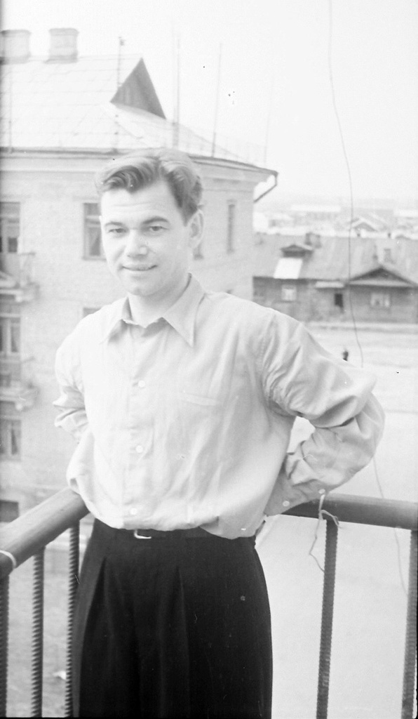На балконе, 1956 год, Московская обл., г. Люберцы. Выставка «Немного детства из небольшого городка 1950-х» с этой фотографией.