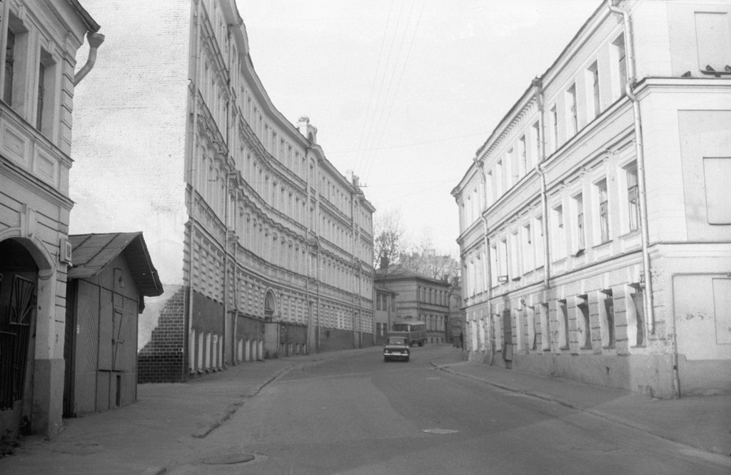 Московские дома и улицы конца 1980-х годов, 1 октября 1985 - 1 ноября 1994, г. Москва. Слева – дом 16 с1, справа – дом 23. 