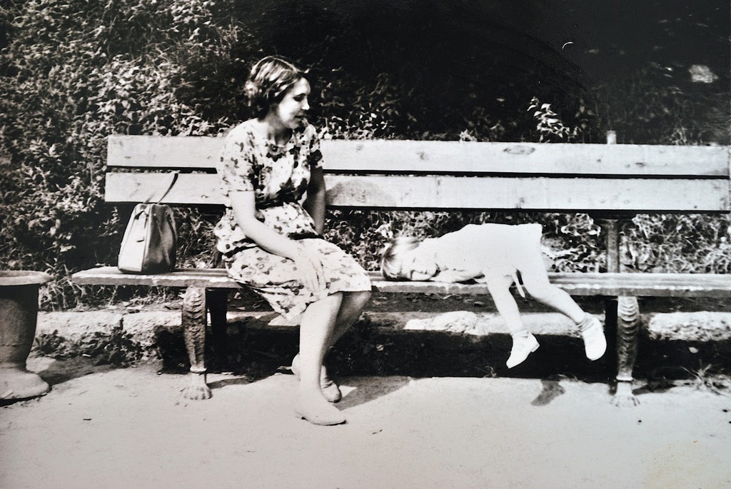 В парке на скамейке, 1967 год, г. Владивосток. 
