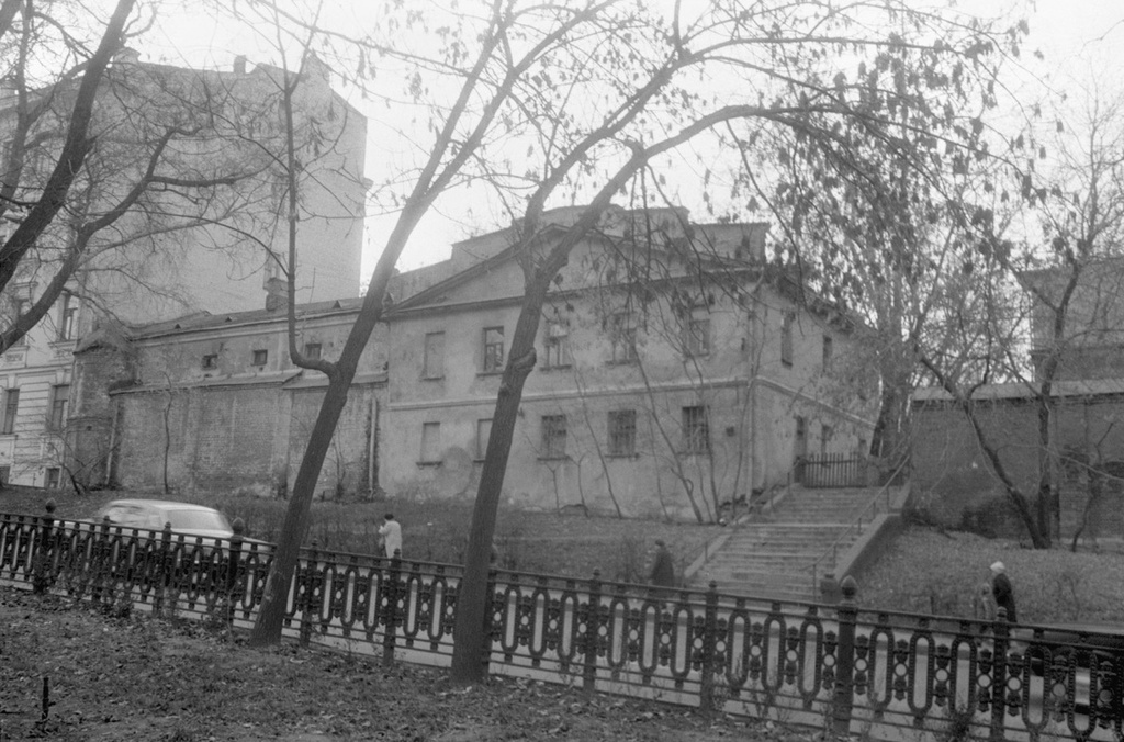 Вид с Рождественского бульвара на Рождественский монастырь в Москве, 1 октября 1985 - 1 ноября 1994, г. Москва. 