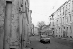 Московские дома и улицы конца 1980-х годов, 1 октября 1985 - 1 ноября 1989, г. Москва. Выставка «Прогулки по городу с Алексеем Быстровым» с этой фотографией.