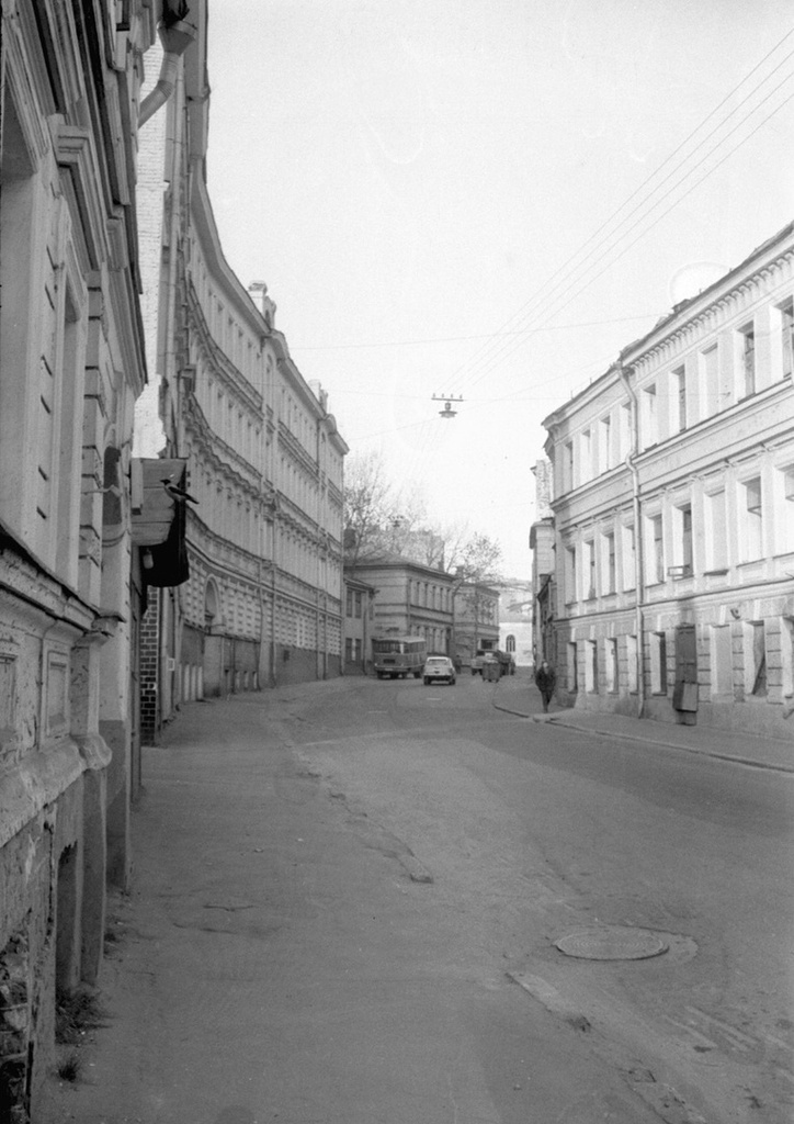 Московские дома и улицы конца 1980-х годов, 1 октября 1985 - 1 ноября 1994, г. Москва. Слева – дом 16 с1, справа – дом 23. 