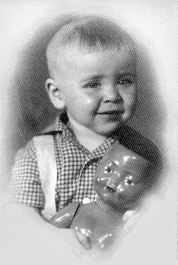 Вова Карлов с куклой, 1 августа 1961 - 1 марта 1962, г. Москва. Ныне – район Измайлово. 
