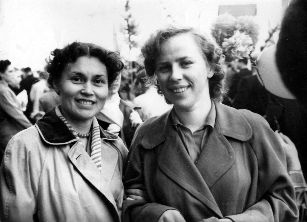 Подруги на празднике 1 Мая в Москве, 1 мая 1954 - 1 мая 1956, г. Москва. Слева –&nbsp;Надежда Комина, справа – Тамара Карлова. 