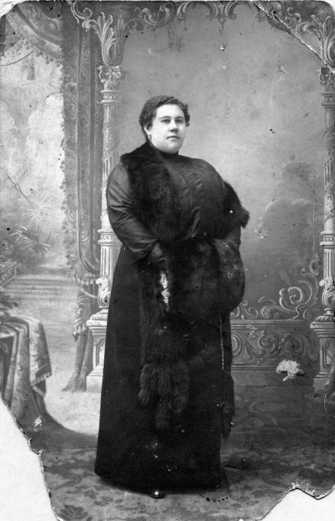 Софья Ивановна Осипова, 1916 год. Выставка «Забытый аксессуар» с этой фотографией.