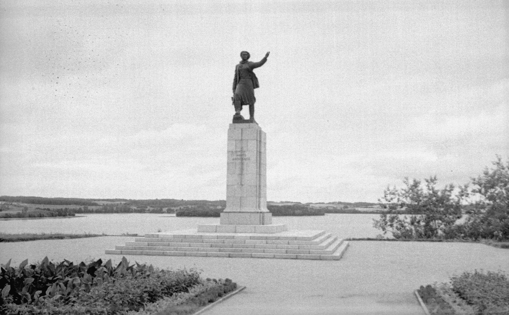Памятник Марите Мельникайте на берегу озера Зарасас, 1 июня 1960 - 1 октября 1960, Литовская ССР, г. Зарасай. 