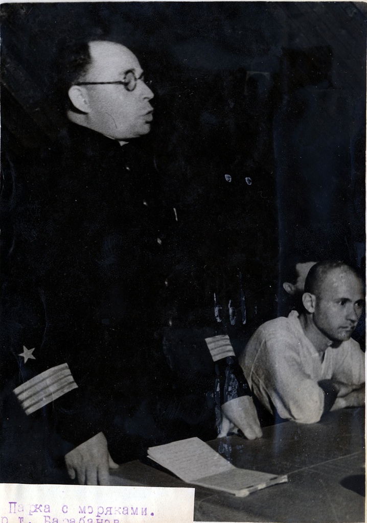 Встреча посетителей Парка с моряками. Выступает полковой комиссар товарищ Барабанов, 1939 год, г. Москва