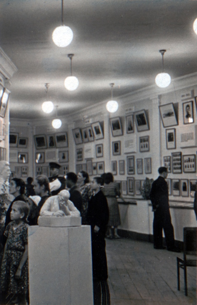 «66 000 москвичей побывало за лето на выставке "Жизнь и деятельность Ленина и Сталина"», 1950 год, г. Москва