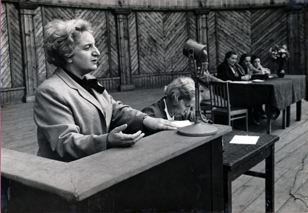 Конференция посетителей парка на симфонической эстраде. Выступает лектор-музыковед Елизавета Лойтер, 1955 год, г. Москва