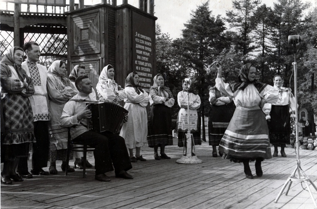 Выступление хора Серпуховского Райпщеторга на эстраде Массового поля, 1955 год, г. Москва