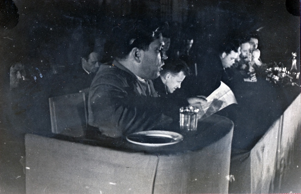 Приветствие Молотову читает секретарь партийного бюро НКВМФ Чеботарев, 1939 год, г. Москва. Праздник наркомата судостроения.&nbsp;НКВМФ – Народный комиссариат Военно-Морского Флота СССР.
