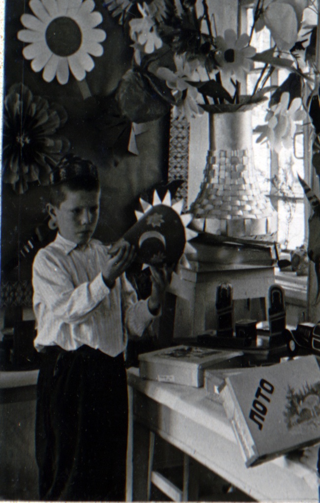 В павильоне интересных занятий детского городка, 1950 год, г. Москва