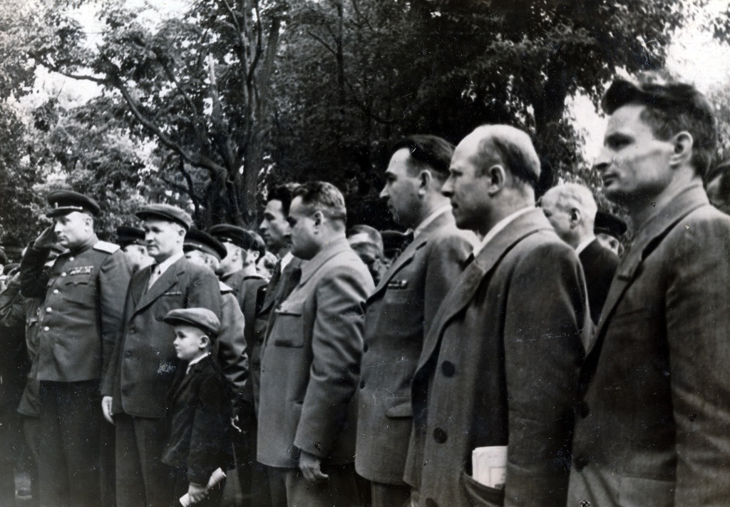 Министры, генералы и другие гости осматривают выставку экспонатов, 1946 год, г. Москва. 