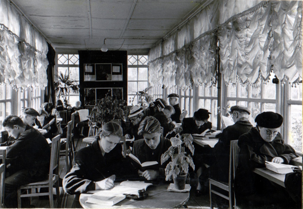 «За лето 1950 года в читальне парка организовано 158 книжных выставок, дано более 3 000 консультаций и библиографических справок, проведено 53 литературных вечера», 1950 год, г. Москва