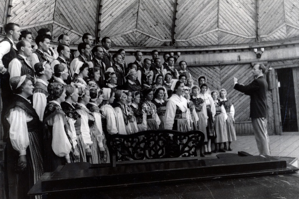 Выступление шведского народного хора учителей. Дирижирует Седерлюнд, 1955 год, г. Москва