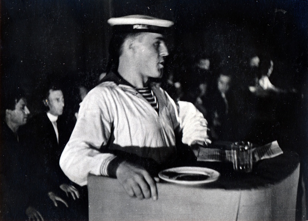 От краснофлотцев приветствует присутствующих Курбатов, 1939 год, г. Москва. Праздник наркомата судостроения.&nbsp;