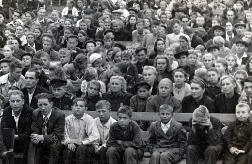 «Молодые железнодорожники слушают выступление знатных людей», 4 августа 1946, г. Москва. 