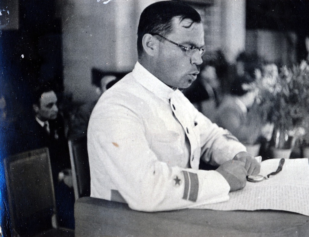 Собрание судостроителей. С докладом выступает Раль, 1939 год, г. Москва