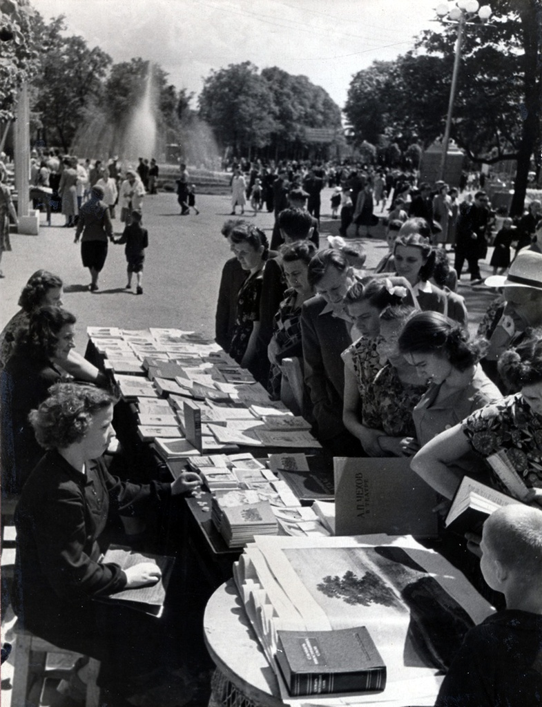 Книжный базар в «День книги», 1955 год, г. Москва