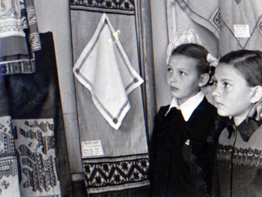 В павильоне интересных занятий детского городка, 1950 год, г. Москва