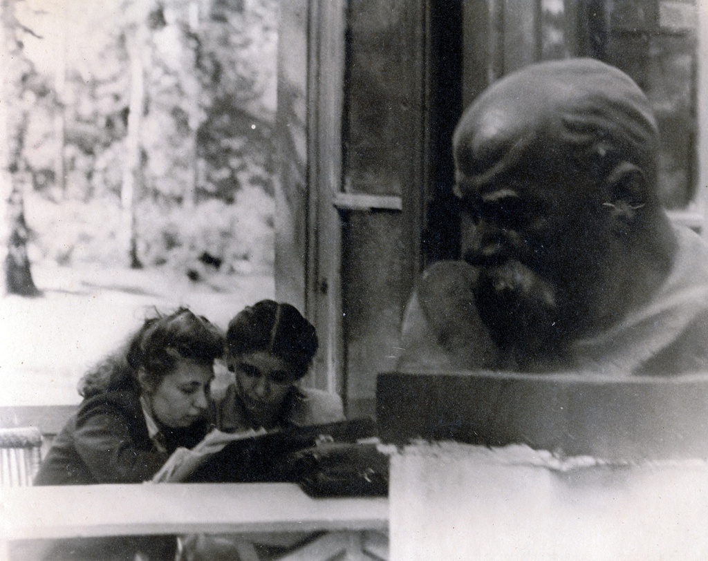 В читальне, 1946 год, г. Москва. Выставка «Головы и бюсты» с этой фотографией.