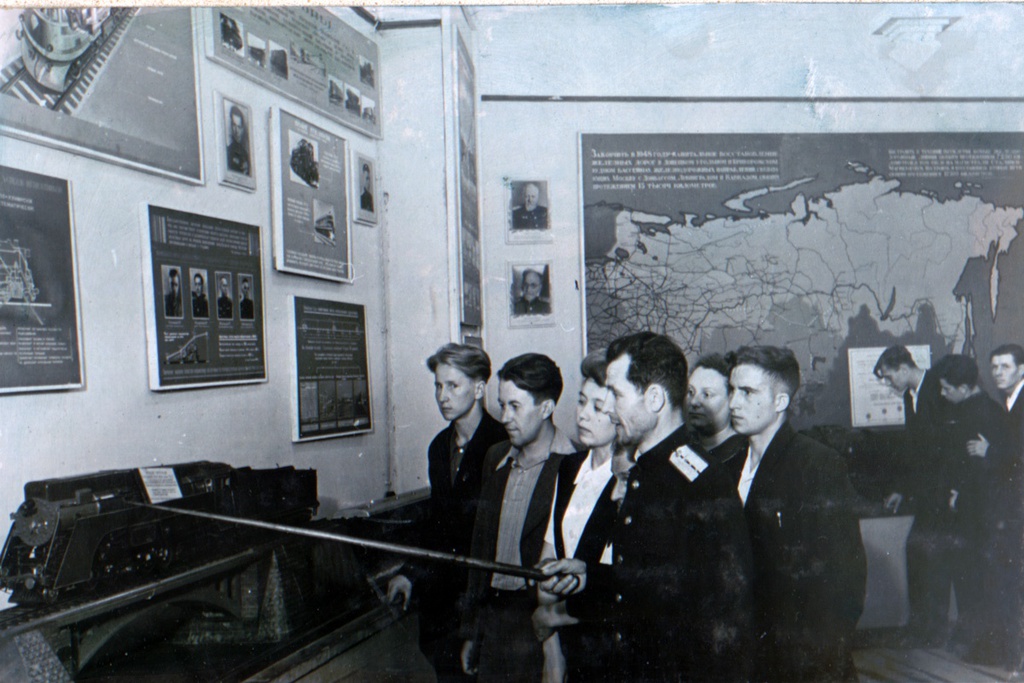 «820 000 москвичей побывали в 1950 году в Парке на 10 стационарных и 257 передвижных выставках», 1950 год, г. Москва
