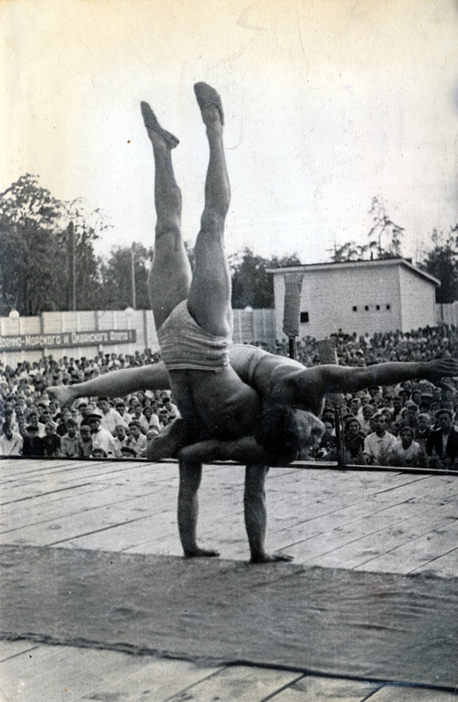 Выступление акробатов театра Балтийского флота, 1939 год, г. Москва