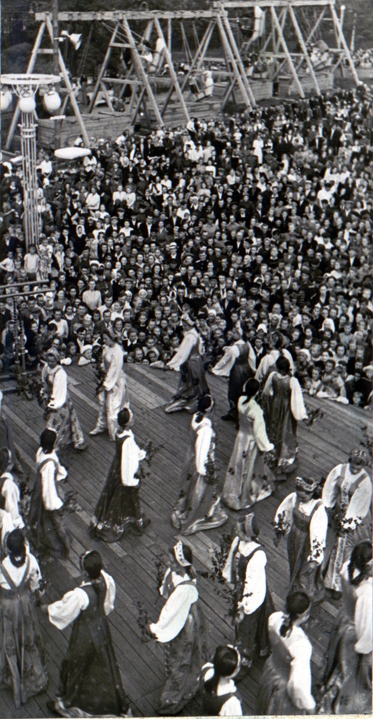 Парк Сокольники, 1950 год, г. Москва. «700 000 москвичей участвовало в 1950 году в 23 массовых народных гуляньях».