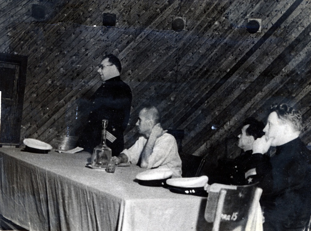 Встреча посетителей Парка с моряками. Выступает полковой комиссар товарищ Барабанов, 1939 год, г. Москва